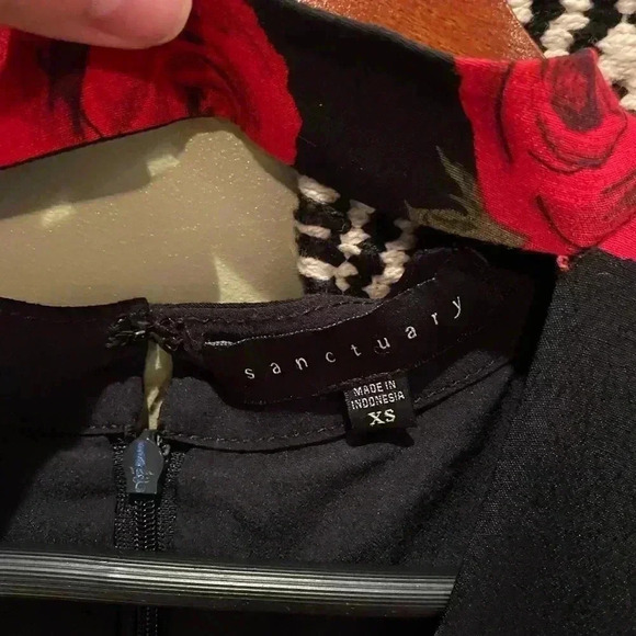 SANCTUARY BLACK AND RED ROSE DRESS KEYHOLE FRONT SIZE XS - Picture 4 of 6